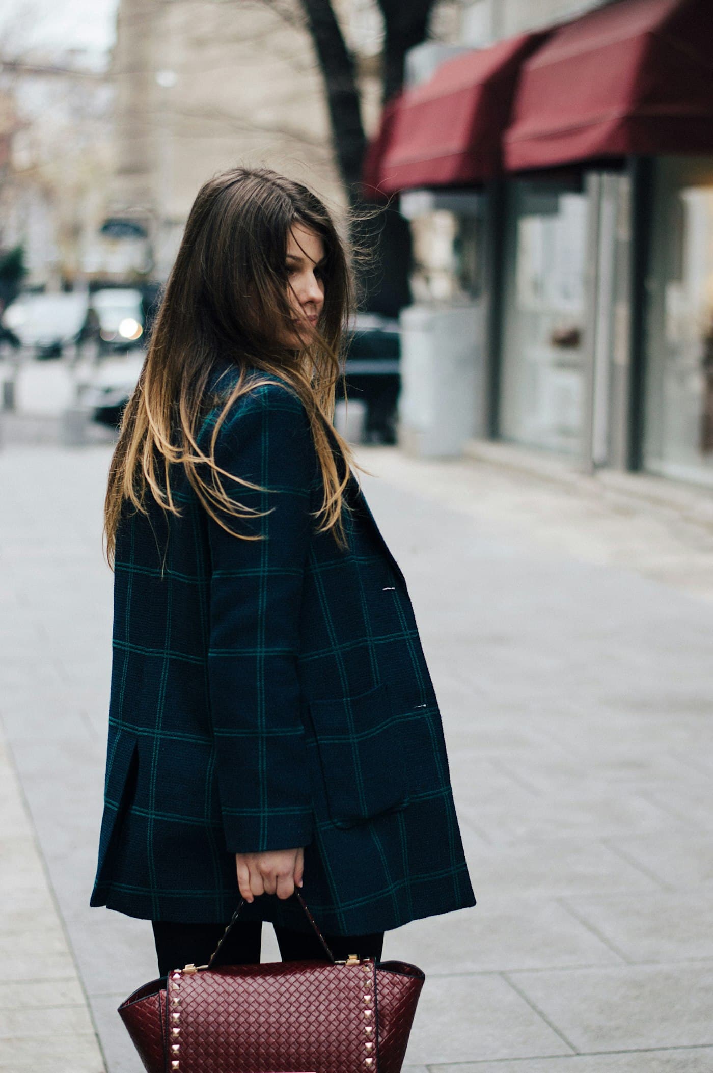 Ekose yün blazer, sokakta çantayla