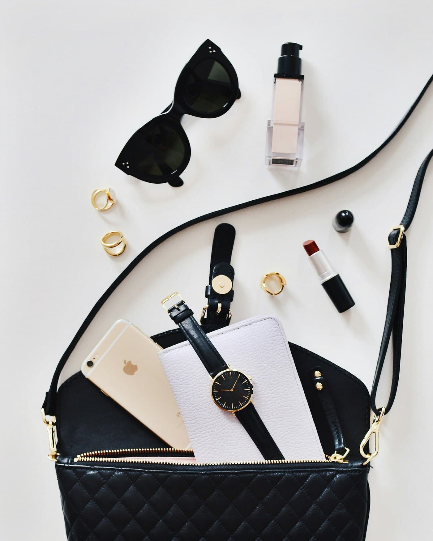Aksesuar flat-lay — kapitone deri çanta